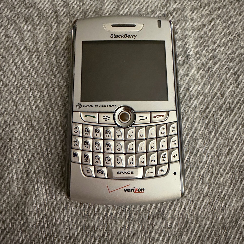 BlackBerry - Vintage Collectible- World Edition w/ charger